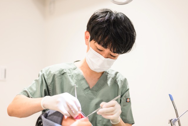 治療を行う院長