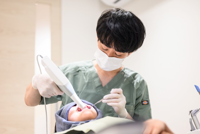 治療を行う院長